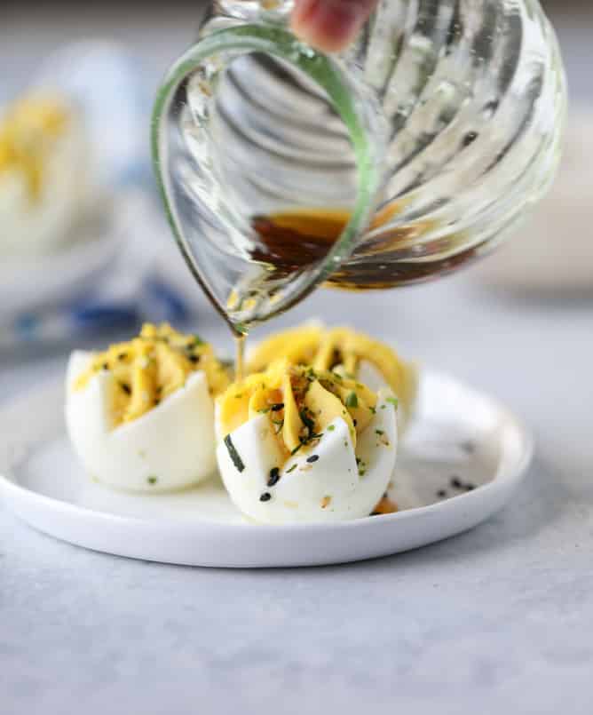 toasted sesame sriracha deviled eggs I howsweeteats.com
