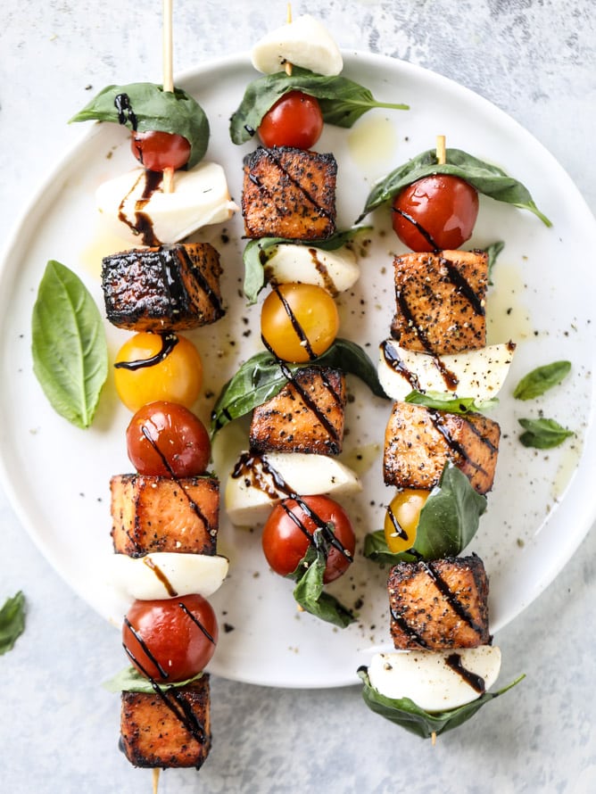 blackened salmon caprese skewers I howsweeteats.com