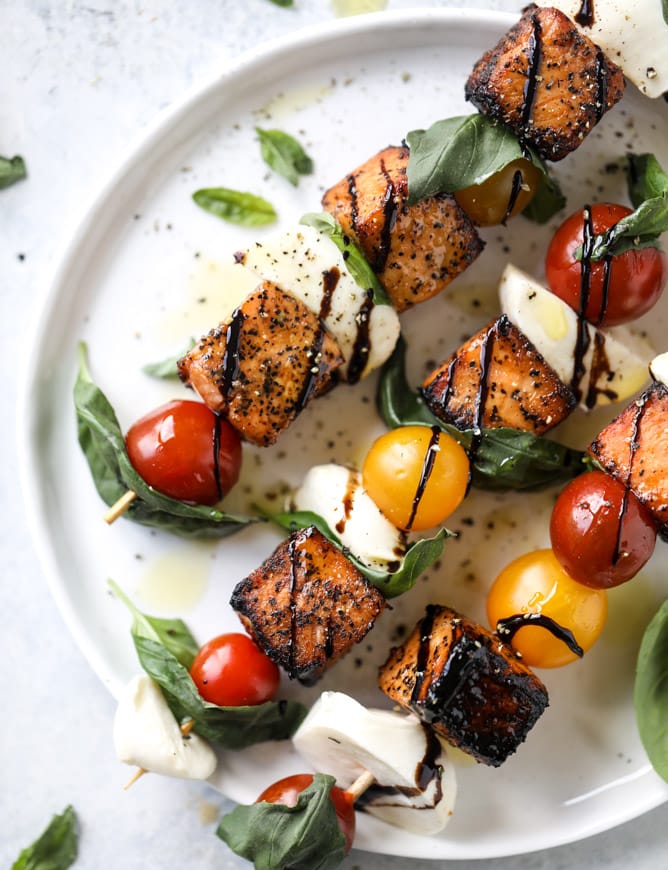 blackened salmon caprese skewers I howsweeteats.com