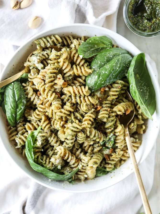pistachio pesto pasta salad with burrata I howsweeteats.com