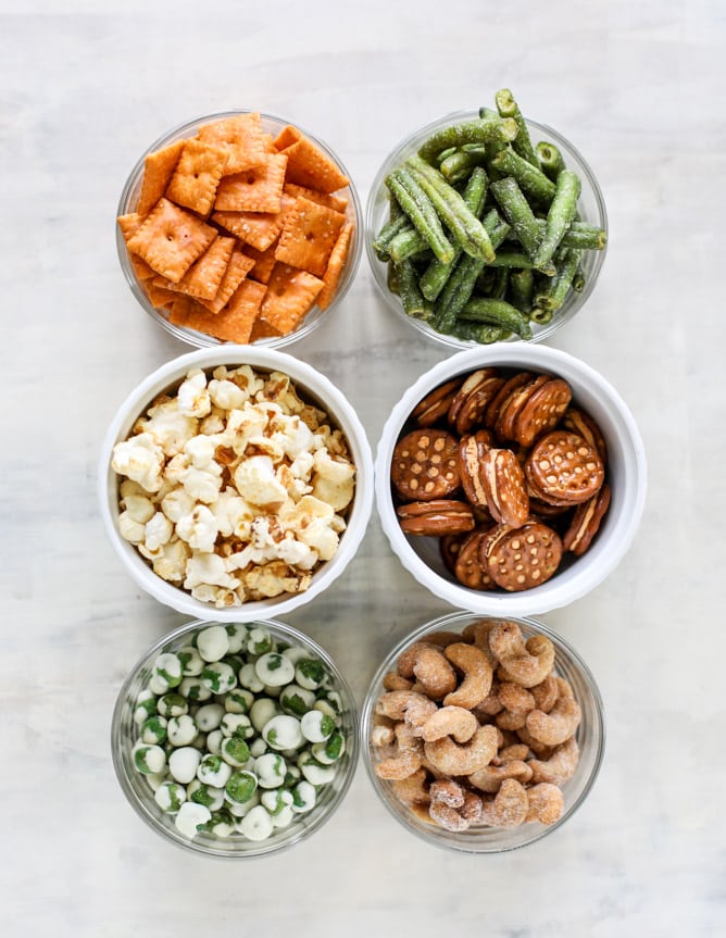 {video!} our favorite summer pool party snack mix I howsweeteats.com