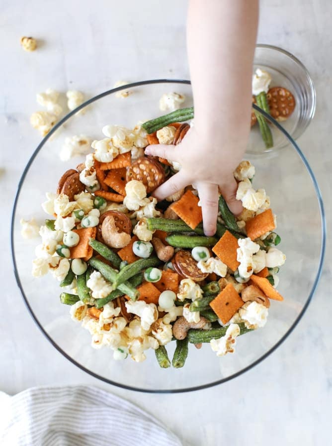 {video!} our favorite summer pool party snack mix I howsweeteats.com