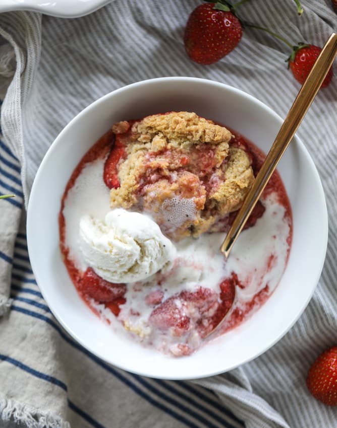 fresh strawberry cobbler I howsweeteats.com