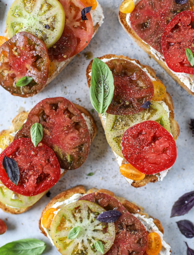 heirloom tomato garlic toast with basil whipped feta I howsweeteats.com