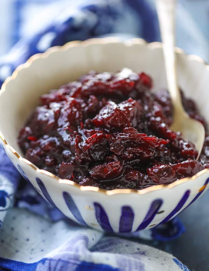 bourbon cider vanilla cranberry sauce I howsweeteats.com #thanksgiving #cranberrysauce #sidedish