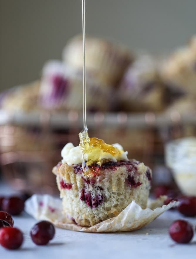 cranberry swirl crumble muffins I howsweeteats.com #thanksgiving #christmas #muffins #cranberry