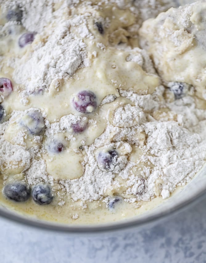 cranberry swirl crumble muffins I howsweeteats.com #thanksgiving #christmas #muffins #cranberry