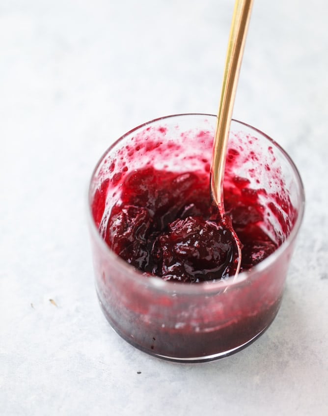 cranberry swirl crumble muffins I howsweeteats.com #thanksgiving #christmas #muffins #cranberry