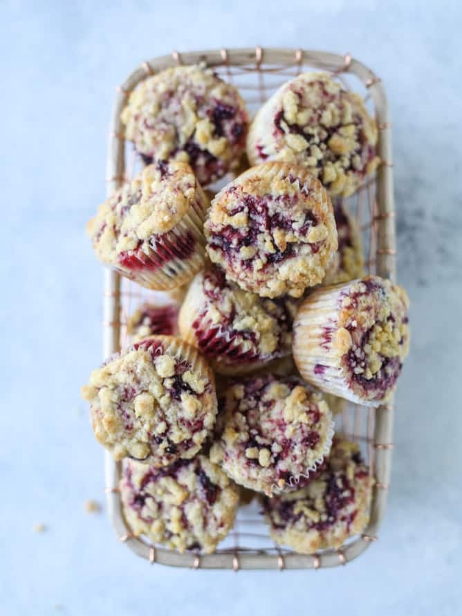 cranberry swirl crumble muffins I howsweeteats.com #thanksgiving #christmas #muffins #cranberry
