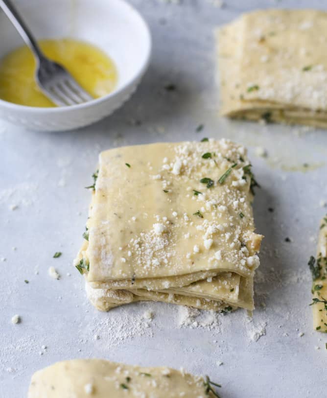 roasted garlic parmesan herb pull-apart bread I howsweeteats.com