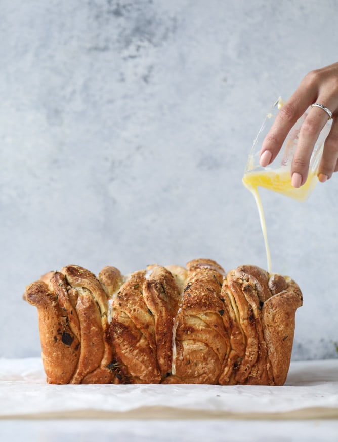 roasted garlic parmesan herb pull-apart bread I howsweeteats.com