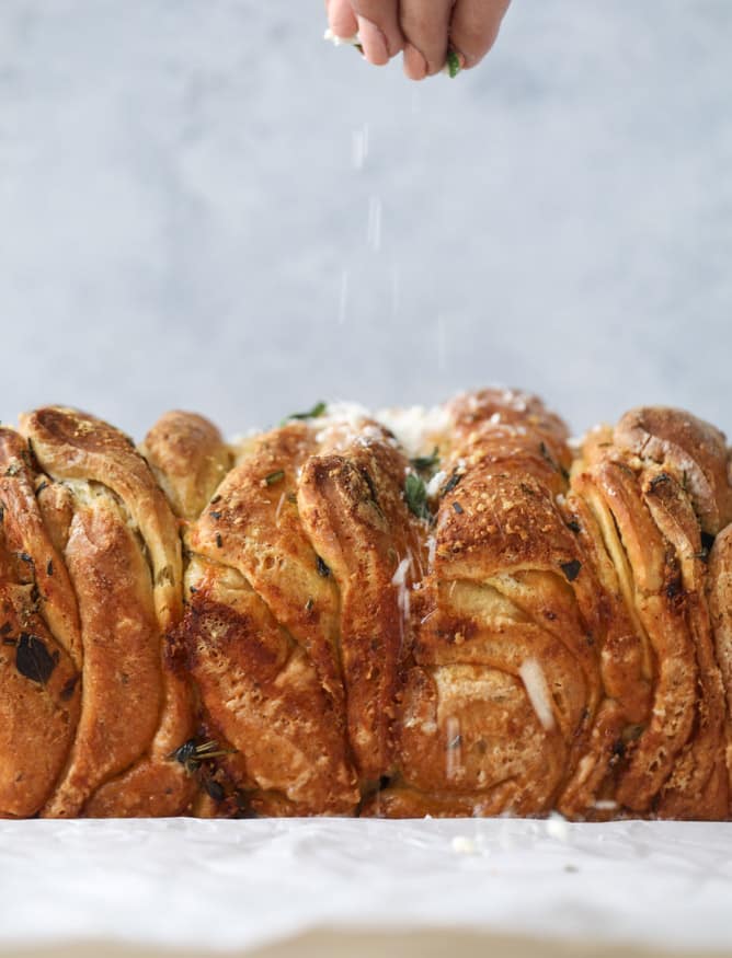 roasted garlic parmesan herb pull-apart bread I howsweeteats.com