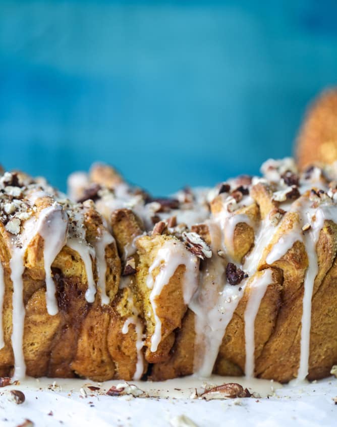 pumpkin, bourbon cream and toasted pecan pull apart bread I howsweeteats.com #pumpkin #bread #breakfast