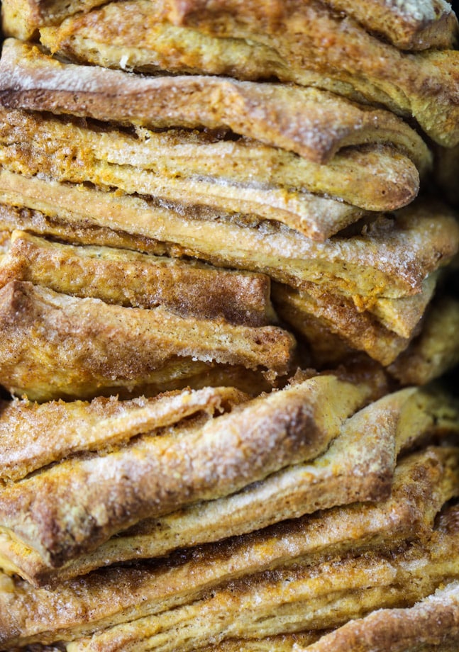 pumpkin, bourbon cream and toasted pecan pull apart bread I howsweeteats.com #pumpkin #bread #breakfast