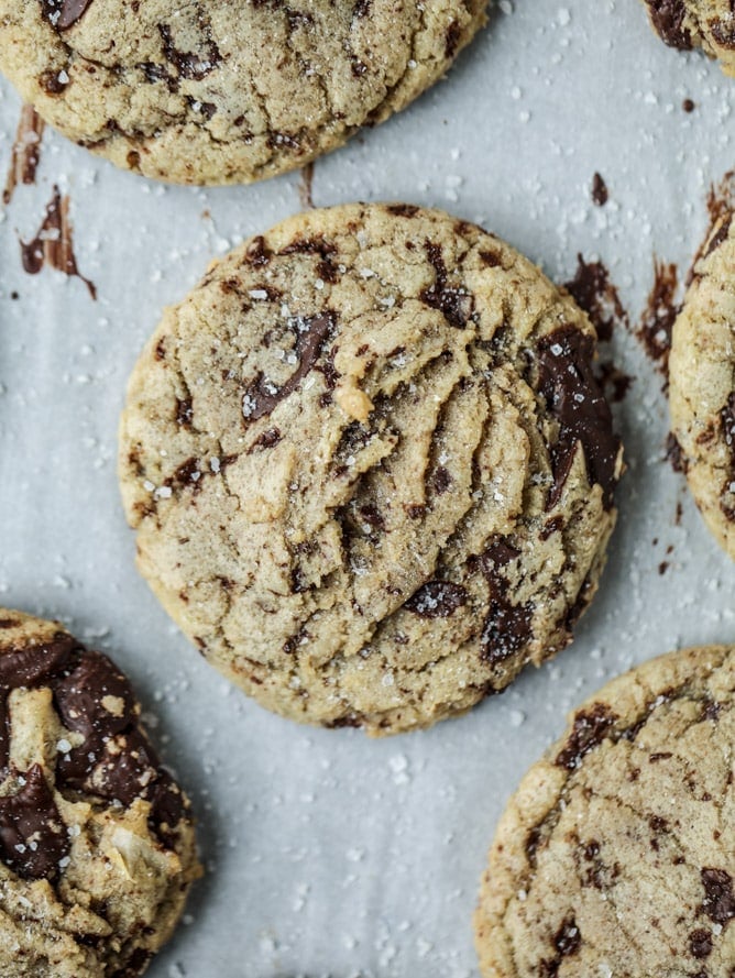 salted dark chocolate chunk cookies I howsweeteats.com