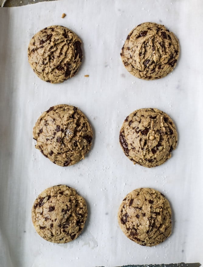 salted dark chocolate chunk cookies I howsweeteats.com