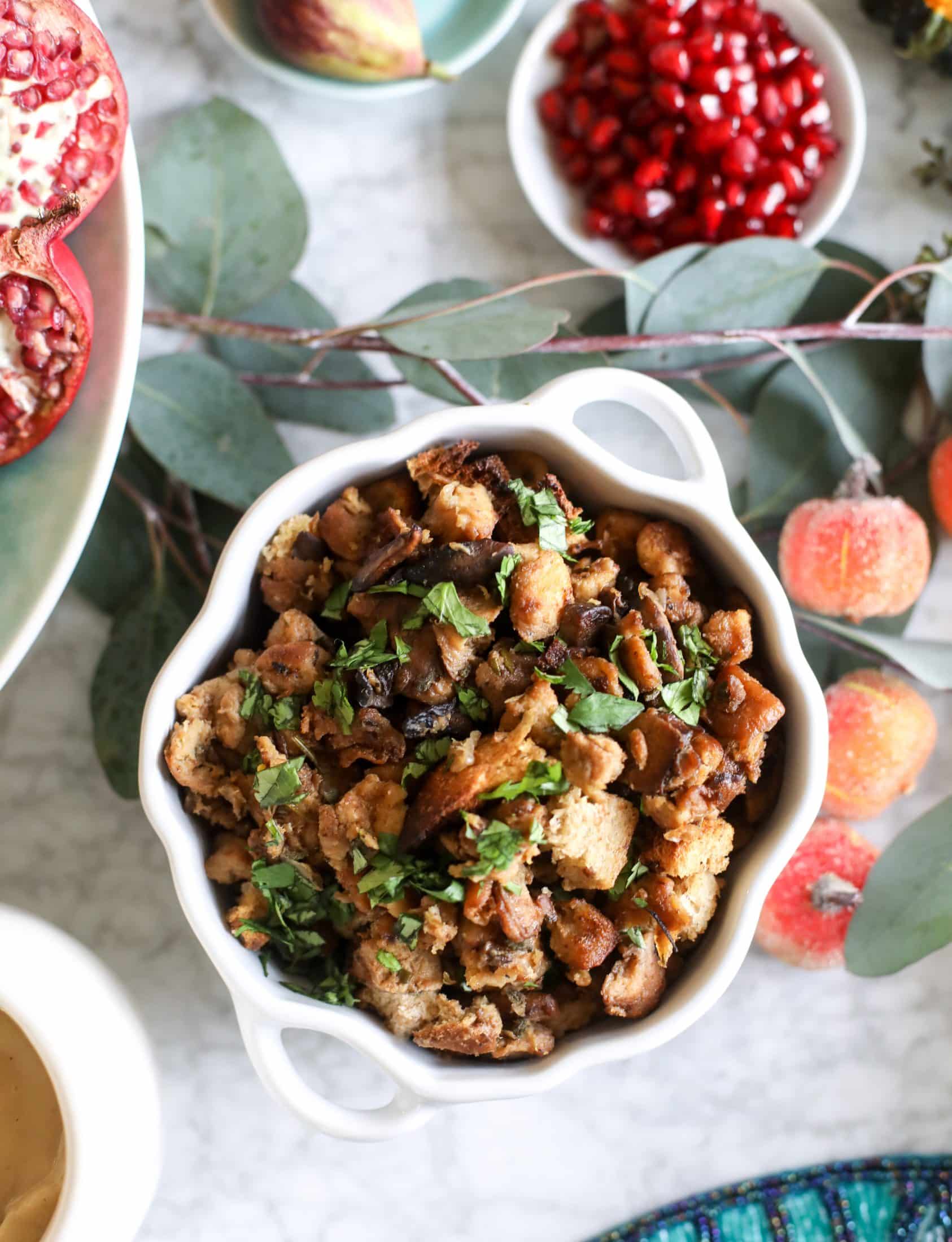 slow cooker stuffing I howsweeteats.com #thanksgiving #stuffing #slowcooker