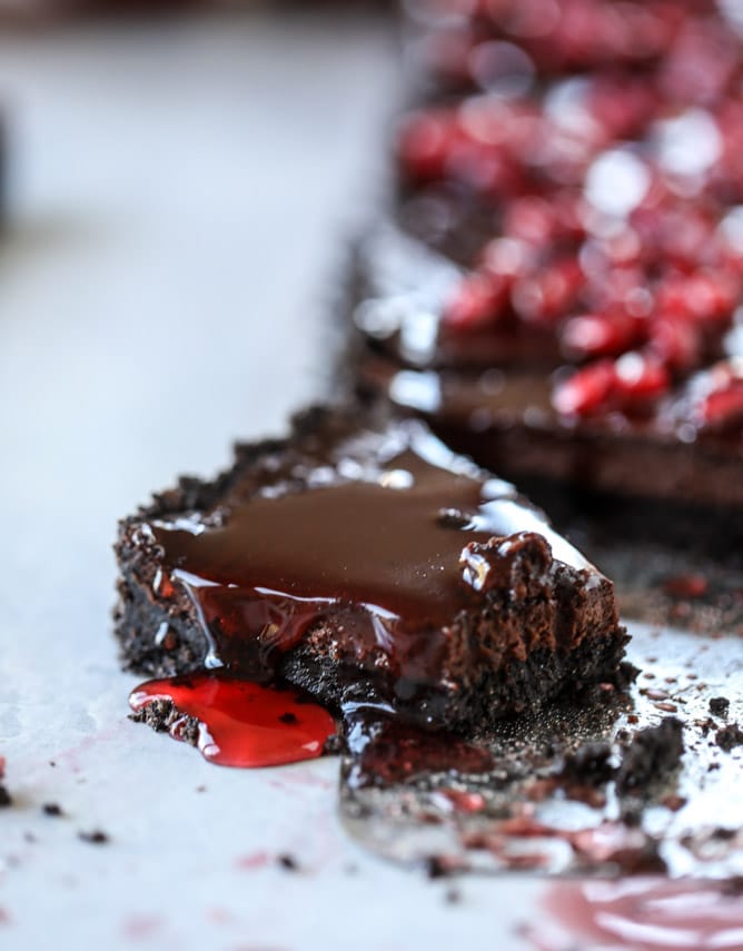 dark chocolate fudge pomegranate tart I howsweeteats.com #chocolate #pomegranate #dessert