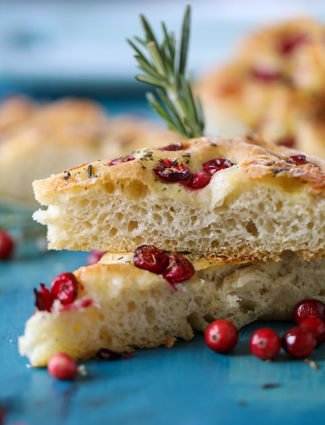 cranberry brie focaccia bread I howsweeteats.com #cranberry #focaccia #bread #christmas