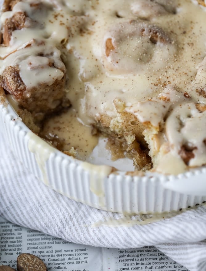 one hour eggnog cinnamon rolls I howsweeteats.com #christmas #holidays #eggnog #cinnamonrolls #breakfast