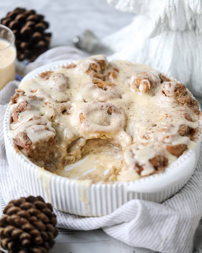 one hour eggnog cinnamon rolls I howsweeteats.com #christmas #holidays #eggnog #cinnamonrolls #breakfast