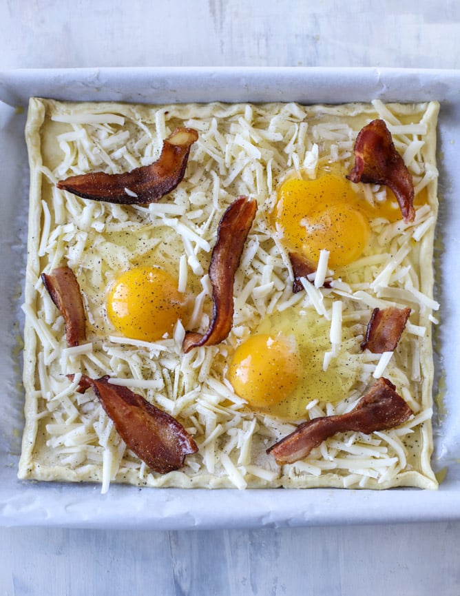 puff pastry breakfast pizza I howsweeteats.com #breakfast #pizza #puffpastry #brunch #christmas