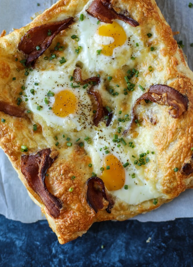 puff pastry breakfast pizza I howsweeteats.com #breakfast #pizza #puffpastry #brunch #christmas