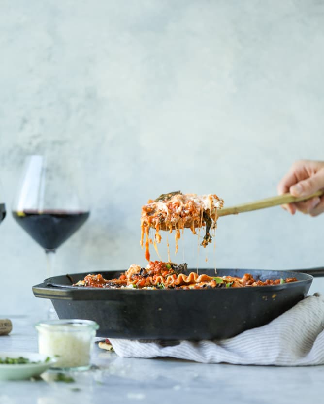 spicy sausage and kale skillet lasagna I howsweeteats.com #sausage #kale #skillet #lasagna #pasta