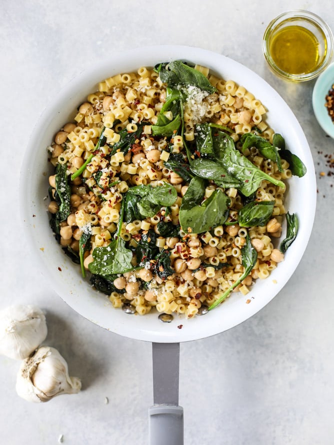 spicy garlic spinach pasta with chickpeas I howsweeteats.com