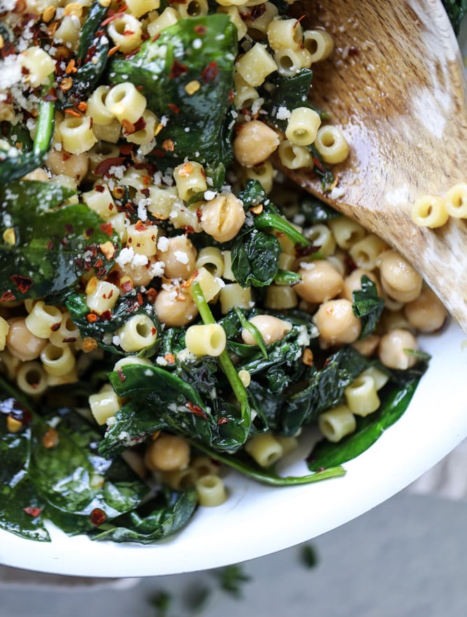 spicy garlic spinach pasta with chickpeas I howsweeteats.com