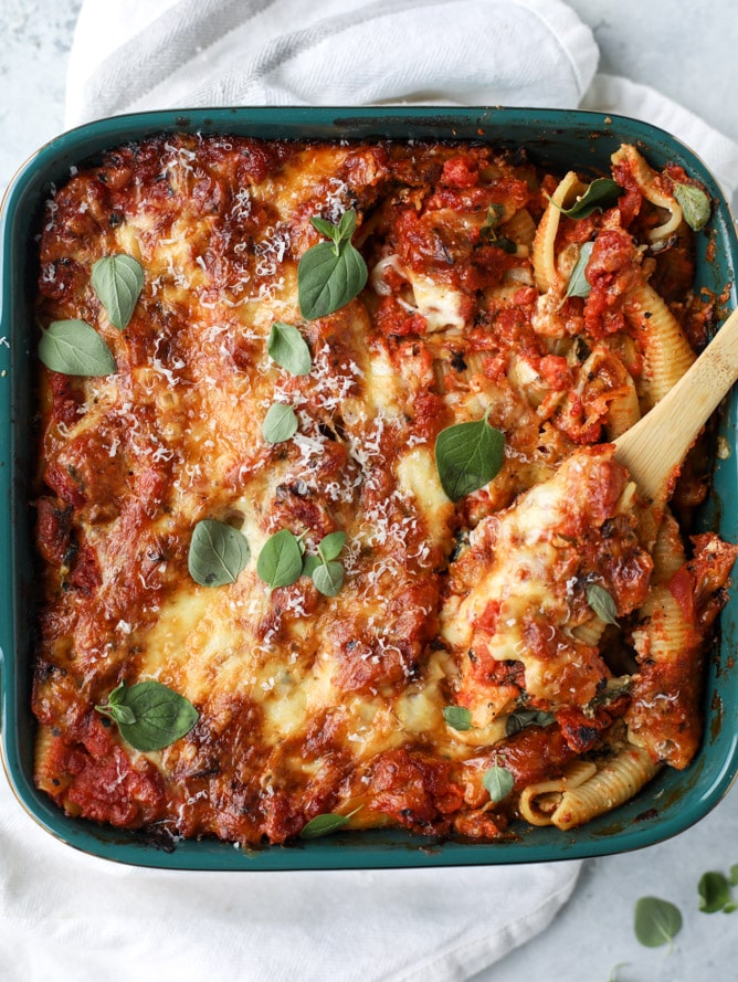 vegetable and fontina stuffed shells with fire roasted marinara I howsweeteats.com