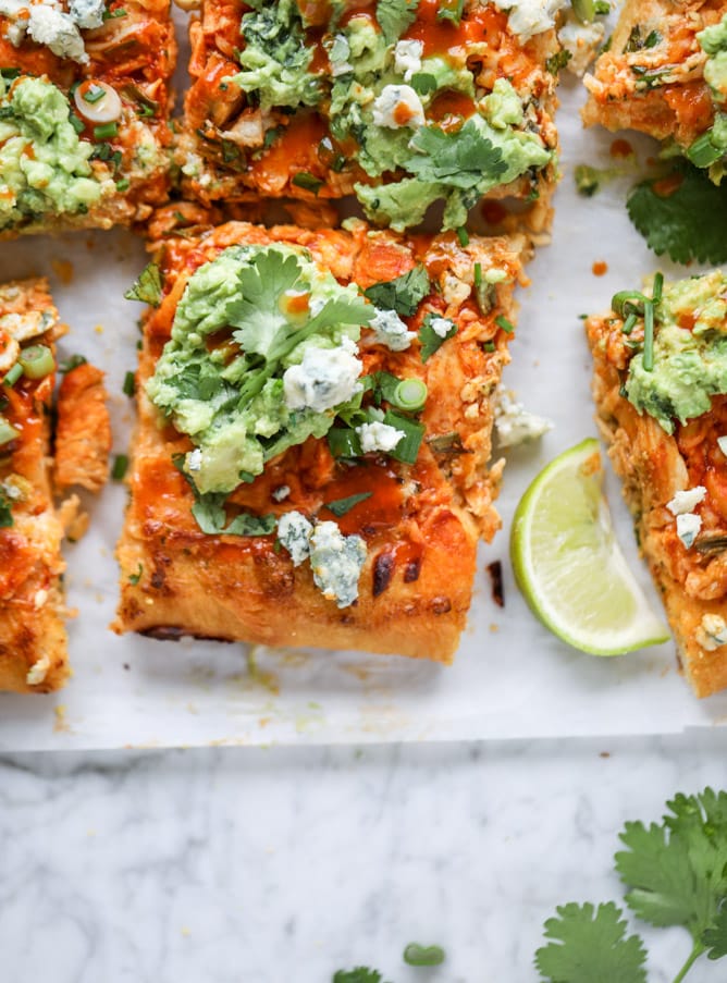 guacamole buffalo chicken pizza I howsweeteats.com #buffalochicken #pizza #guacamole #buffalowing