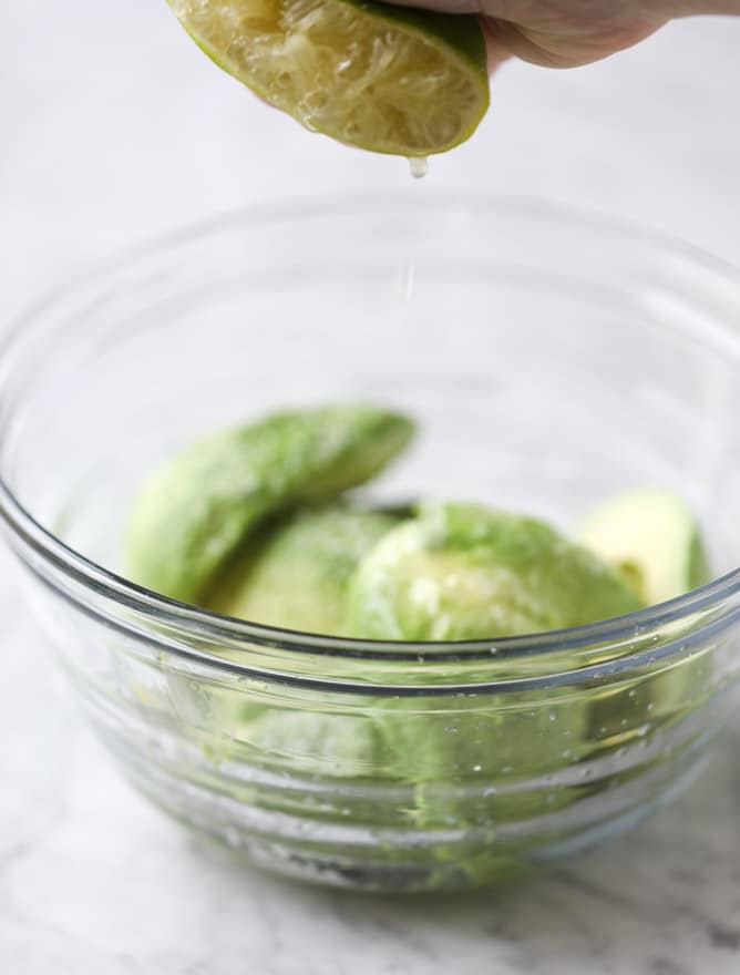 guacamole buffalo chicken pizza I howsweeteats.com #buffalochicken #pizza #guacamole #buffalowing