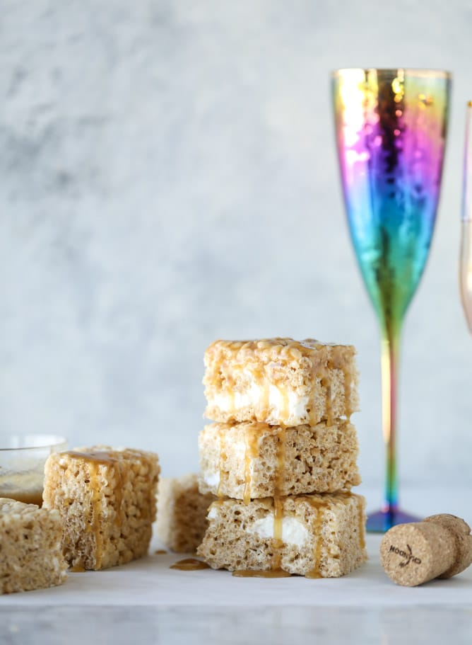 champagne caramel krispie treats I howsweeteats.com #brownrice #ricekrispietreats #champagne #caramel