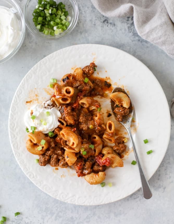 one pot chili cheese pasta I howsweeteats.com #onepotpasta #chili #cheese #chilimac #beef