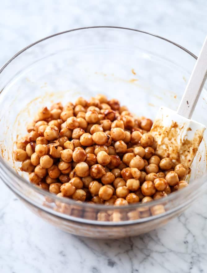 crunchy BBQ chickpea lettuce wraps I howsweeteats.com #chickpeas #lettucewraps #vegetarian #bbqsauce