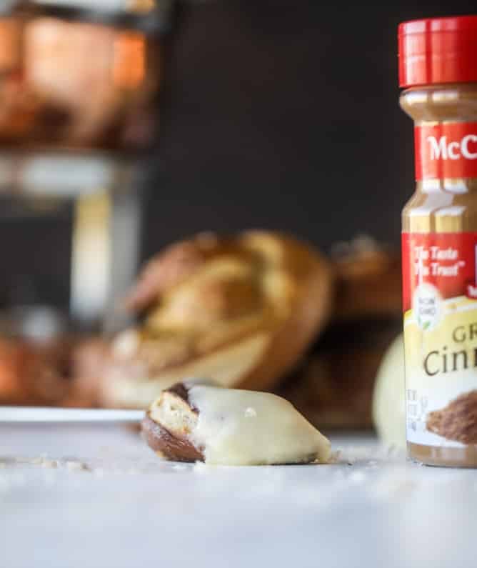 guinness soft pretzels with irish cheddar fondue I howsweeteats.com #softpretzels #fondue #irishcheddar #saintpatricksday #stpatricksday