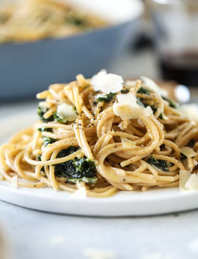 kale cacio e pepe I howsweeteats.com #kale #pasta #meatless #vegetarian #pasta #spaghetti