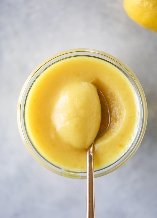 lemon curd chia pudding parfait I howsweeteats.com #lemon #lemoncurd #chiapudding #snack #healthy