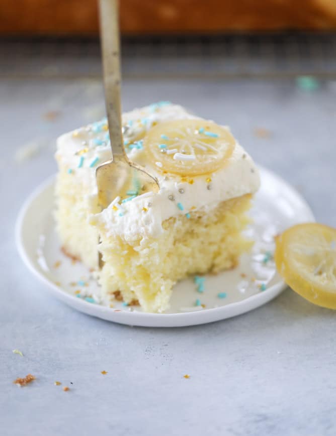 lemon sheet cake with cream cheese frosting I howsweeteats.com #lemon #cake #sheetcake #dessert #creamcheesefrosting