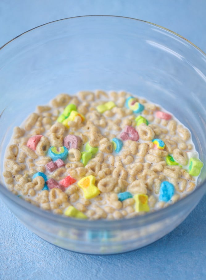 lucky charms cereal milk cupcakes I howsweeteats.com #luckycharms #cupcakes #cerealmilk #cake #funfetti #confetti #sprinkles