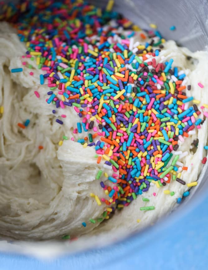 lucky charms cereal milk cupcakes I howsweeteats.com #luckycharms #cupcakes #cerealmilk #cake #funfetti #confetti #sprinkles