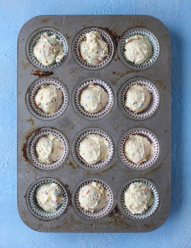 lucky charms cereal milk cupcakes I howsweeteats.com #luckycharms #cupcakes #cerealmilk #cake #funfetti #confetti #sprinkles