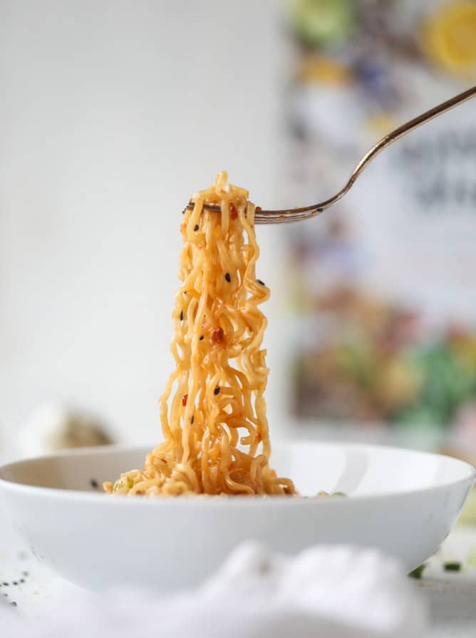 15 minute sesame ramen noodles I howsweeteats.com #ramen #ramennoodles #sesamenoodles #easy #recipes