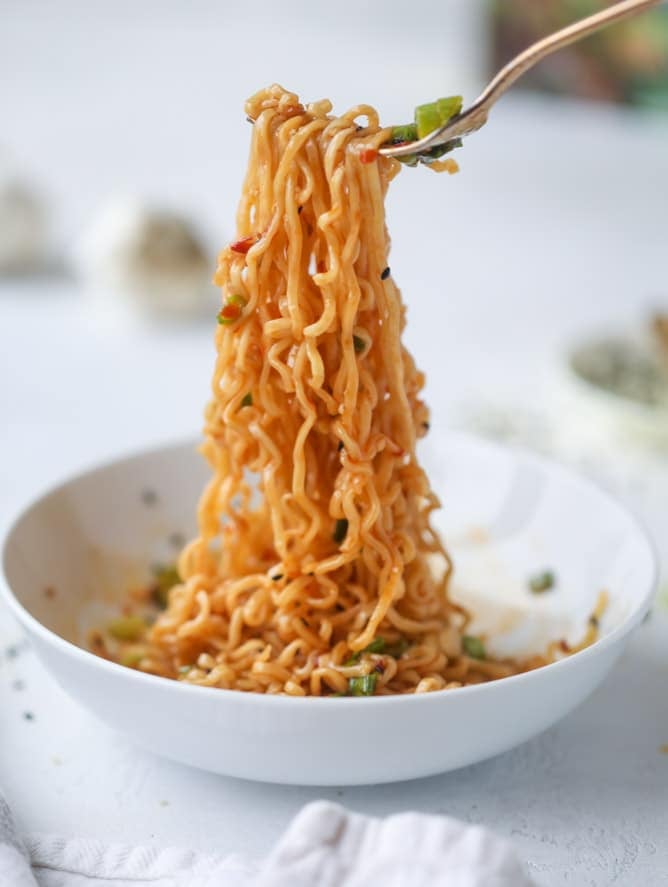 15 minute sesame ramen noodles I howsweeteats.com #ramen #ramennoodles #sesamenoodles #easy #recipes