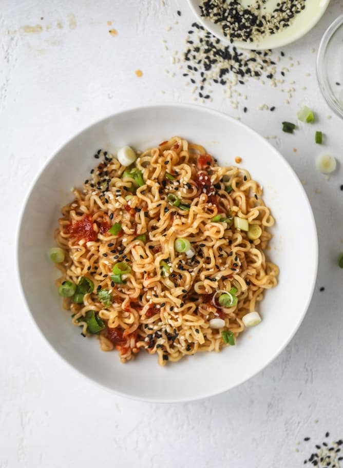 15 minute sesame ramen noodles I howsweeteats.com #ramen #ramennoodles #sesamenoodles #easy #recipes