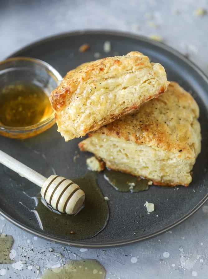 honey cheddar black pepper scones I howsweeteats.com #scones #honey #cheddar #blackpepper