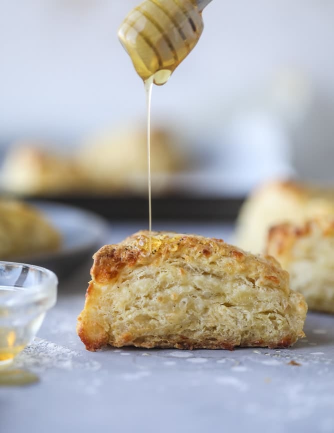 honey cheddar black pepper scones I howsweeteats.com #scones #honey #cheddar #blackpepper
