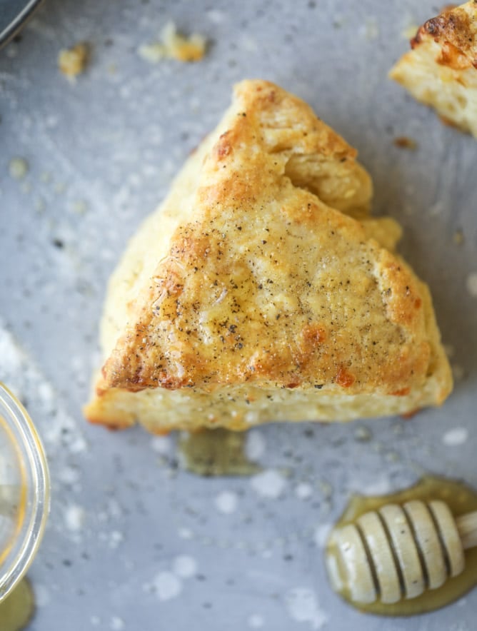 honey cheddar black pepper scones I howsweeteats.com #scones #honey #cheddar #blackpepper
