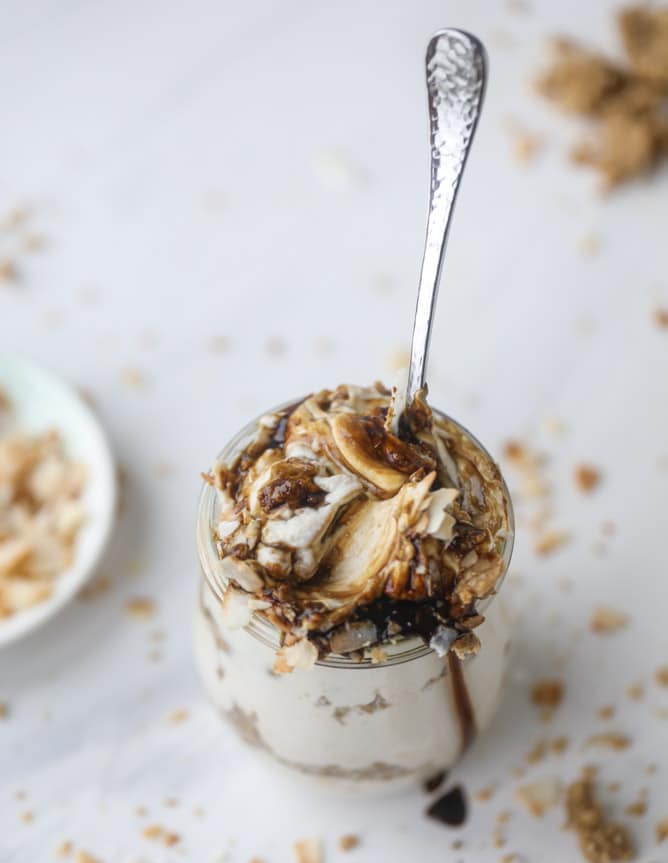 peanut butter crumble yogurt parfaits I howsweeteats.com #peanutbutter #greekyogurt #parfait #breakfast #dessert